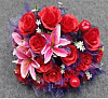 Букет роз с лилией, 24 головы, 40 см, атлас